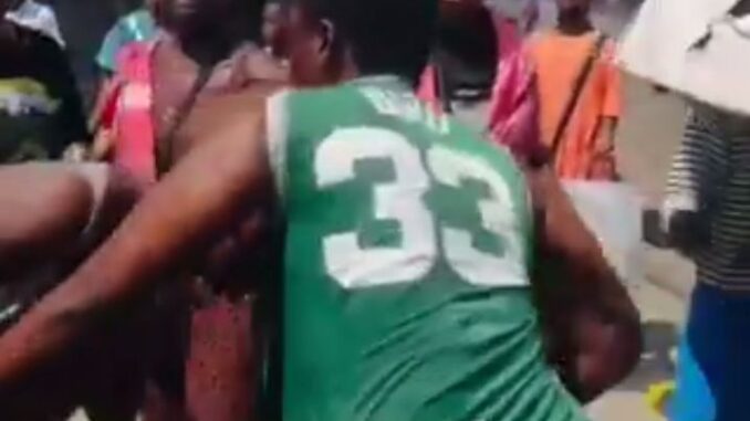 Boobs Out! Nigerian Wife Fighting Sidechick In Public For Having Sex With Her Husband (18+)