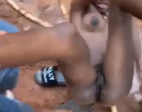 Pussy Exposed In Public As Nigerian Girl Gets Stripped Naked In Public For Allegedly Videoing Another Girl’s Nakedness (18+)