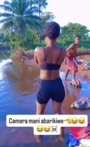 African Girl Showing Breasts In A River In Public (18+) African Girl Showing Breasts In A River In Public (18+)