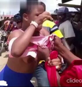 Boobs Out As 2 African Girls Are Seen Fighting Over A Rich Boyfriend In Public (18+)