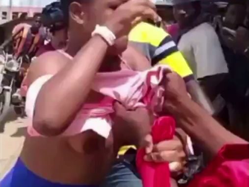 Boobs Out As 2 African Girls Are Seen Fighting Over A Rich Boyfriend In Public (18+)