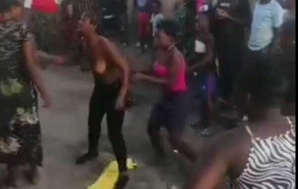 Boobs Out As Nigerian Girl With Big Breasts Is Seen Fighting In Public (18+)