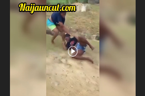 Boobs Out as Two African Girls Fight Dirty