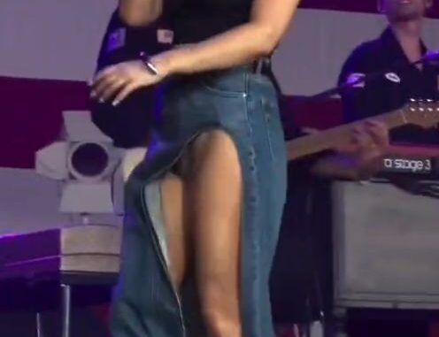 Britney Spears Exposing Her Pussy In Public (18+)