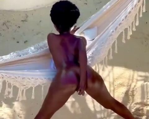 Ebony Kenyan hun twerk outdoors!