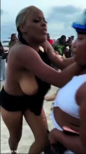 Big Boobs Out As Black Girls Fight (Beach Fight 18+) Big Boobs Out As Black Girls Fight (Beach Fight 18+)
