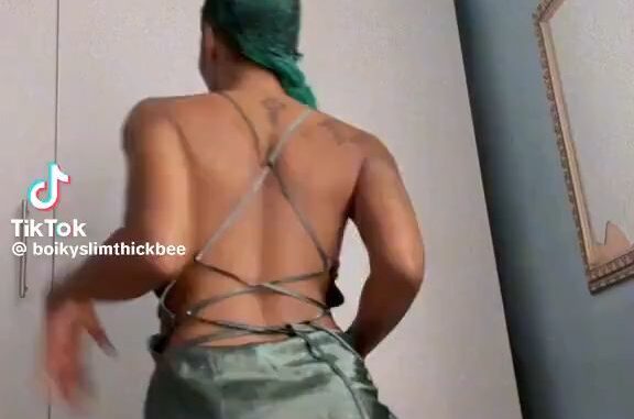 South African baddie with long pussy lips on TikTok!
